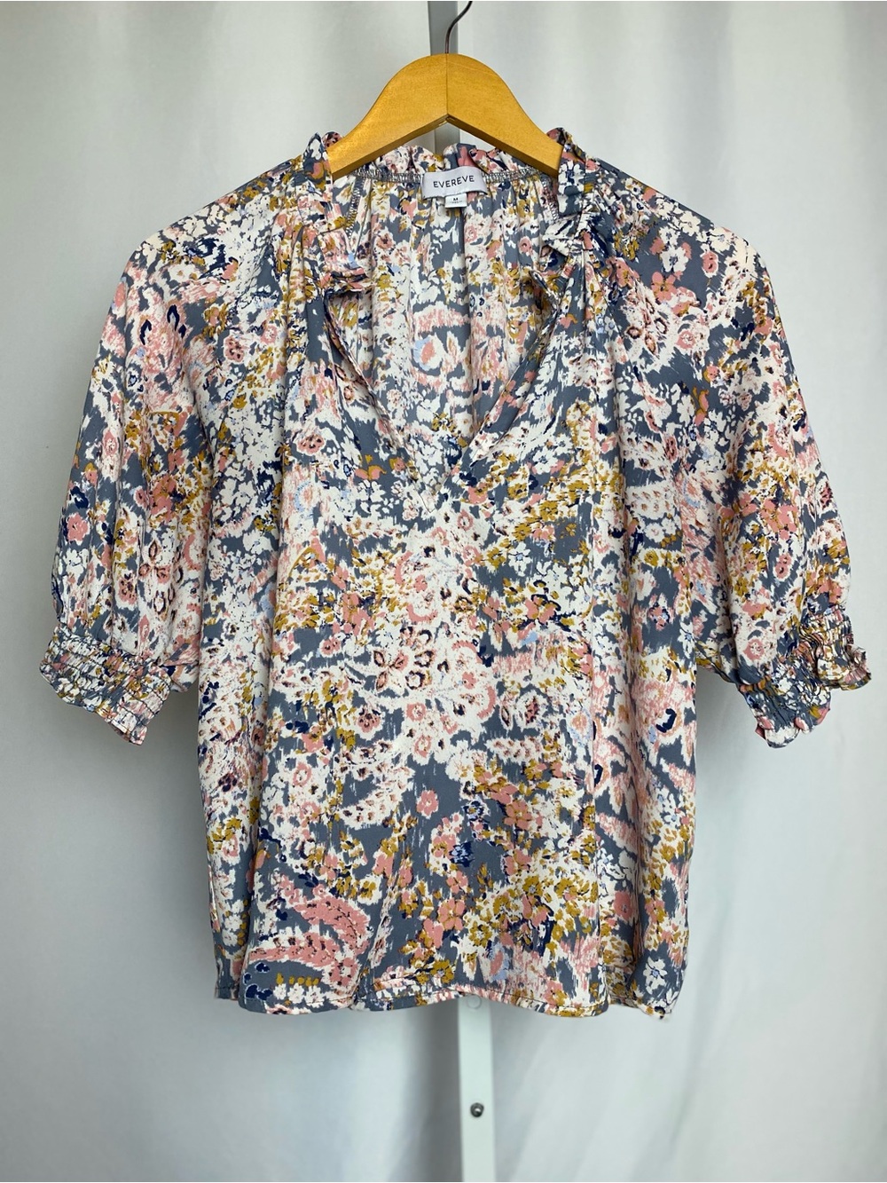 Evereve Womenʻs Floral V-neck Short Puff-Elastic Sleeve Blouse Medium